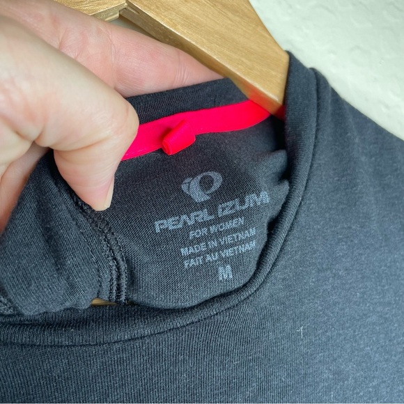 Pearl Izumi Woman’s M Scape Top Black Tee Bioviz Lower Rear Hem Angled Shoulder - Picture 4 of 8